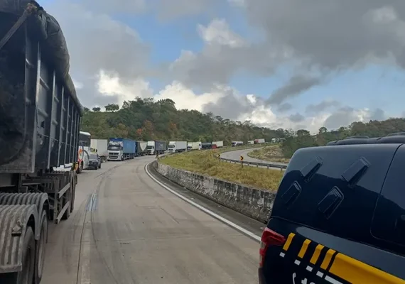Tombamento de carreta bloqueia trecho da BR-101 e provoca congestionamento em Junqueiro