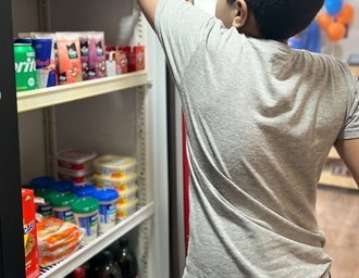 Moradores recorrem a minimercados em condomínios para evitar saídas noturnas