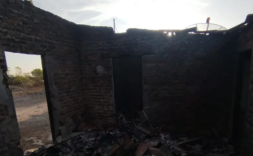 Homem é preso após agredir o pai e incendiar casa em Canapi