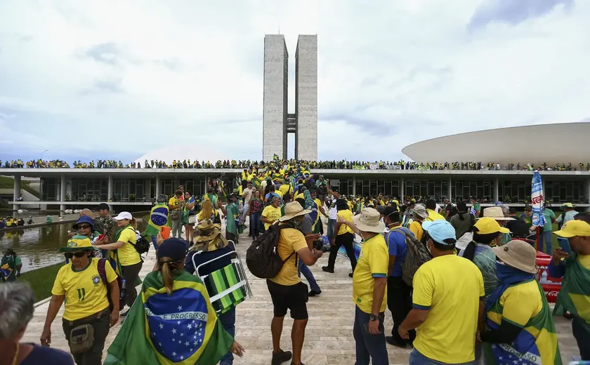 Câmara inaugura exposição para marcar um ano dos ataques de 8/1