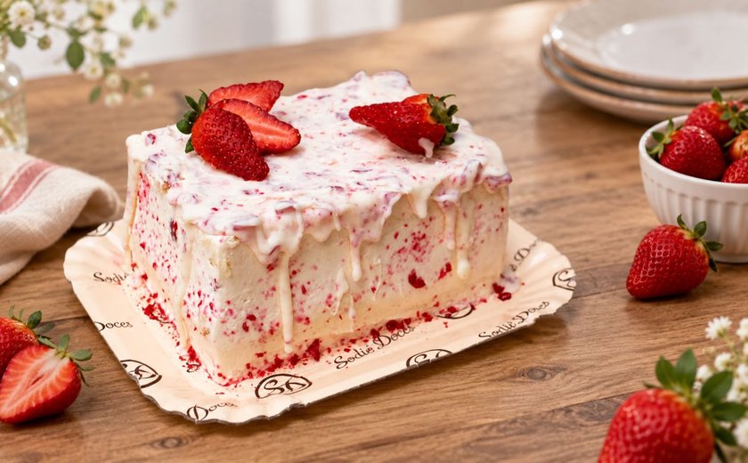 Franquia de bolos transforma trend do Morango Cravejado em nova versão de bolo