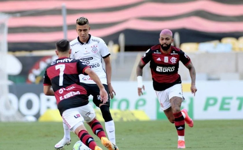 Flamengo vence, mantém sonho do título e complica o Corinthians