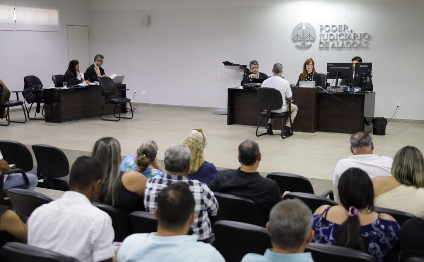 Júri de ex-prefeito começa com depoimentos emocionantes sobre morte de corretor