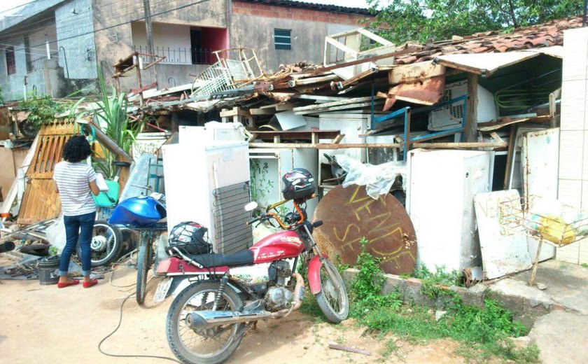 Slum realiza operação em casa de acumulador de lixo no bairro da Santa Lúcia