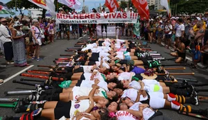 Mulheres se reúnem em Copacabana contra a violência e o feminicídio