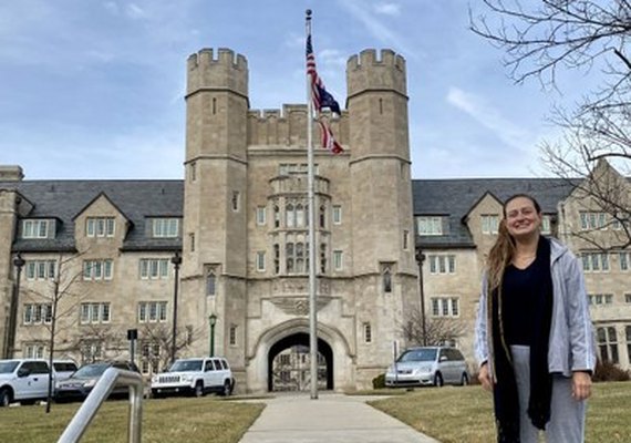 Doutoranda pesquisa manejo do pirarucu, maior peixe de escamas do mundo