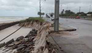 Equatorial retira postes em situação de risco na orla do Pontal