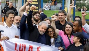 Ex-presidente Lula deixa a prisão em Curitiba após decisão do Supremo Tribunal Federal