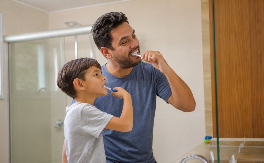 Dentista explica como o exemplo dos pais influencia os cuidados dos filhos com a saúde bucal
