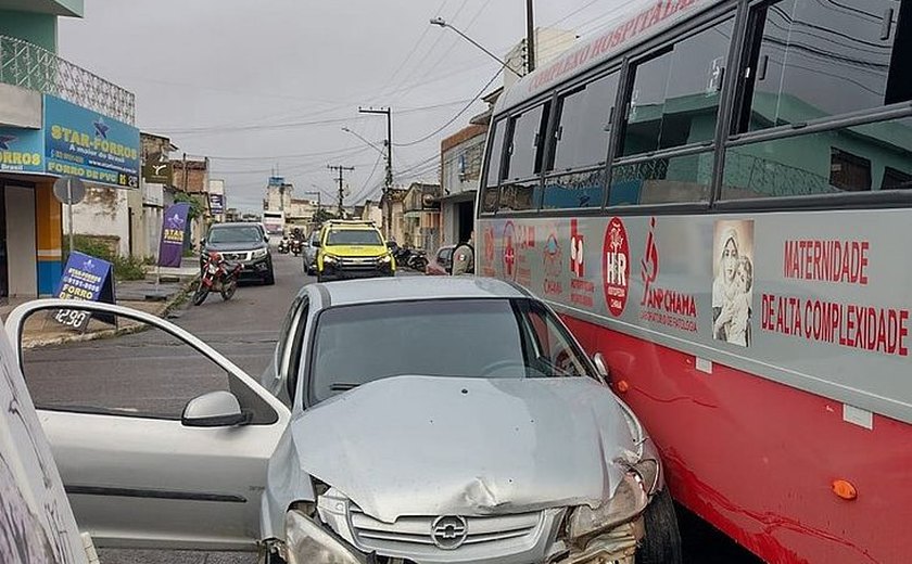 Carro e ônibus com funcionários do Hospital Chama colidem em rua de Arapiraca