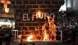 Representação do muro de Trump é queimada no carnaval mexicano