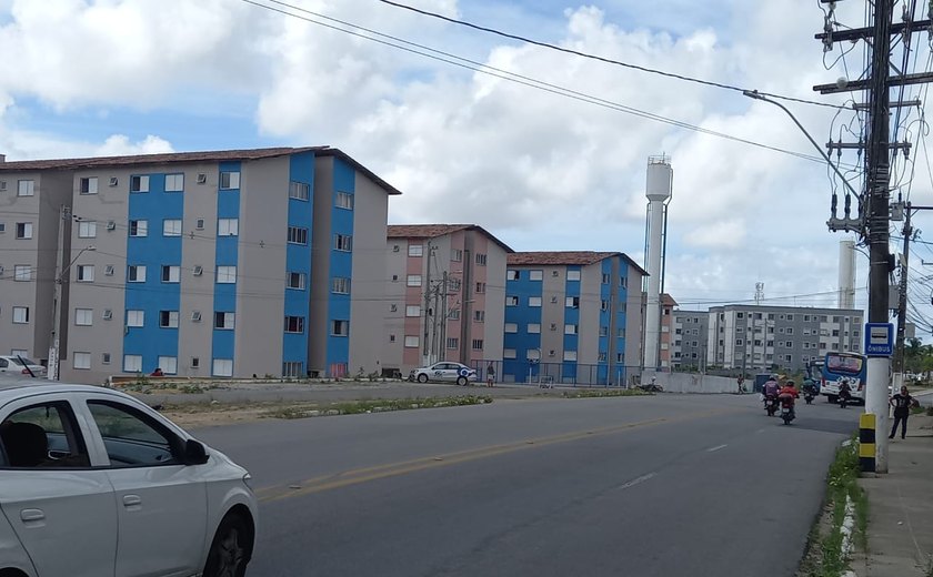 Protesto contra contas de água fecha avenida e trava trânsito na parte alta de Maceió