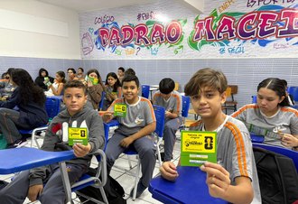 Alunos recebem tabela personalizada dos jogos da copa do mundo para acompanhar resultados das partidas