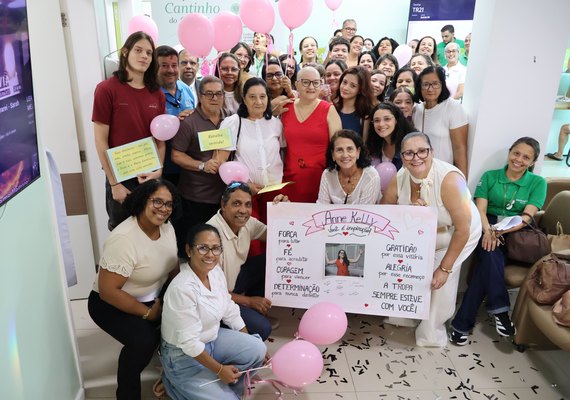 Professora celebra última quimioterapia com homenagem marcada por acolhimento e esperança