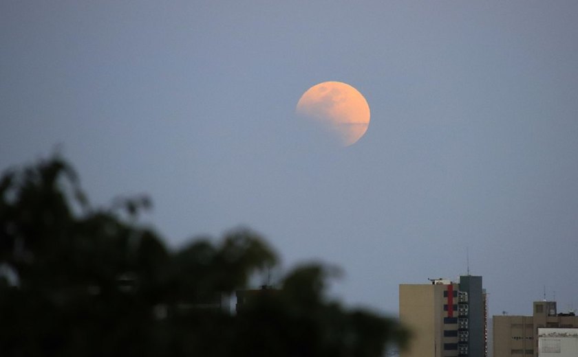 Eclipse lunar atrai espectadores em Maceió