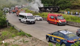 Caminhão tomba e pega fogo em Joaquim Gomes, mas condutor tem apenas lesões leves