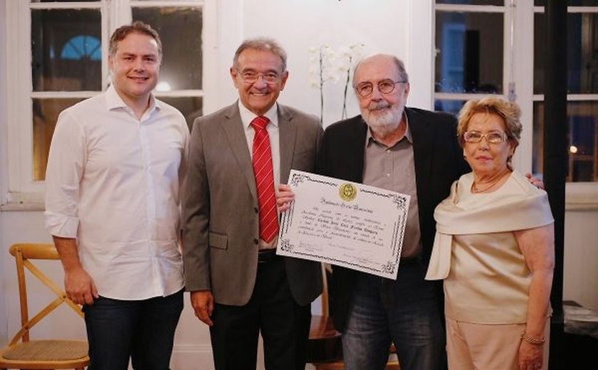 Governador indica Cacá Diegues para receber a Medalha Jorge de Lima