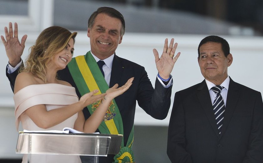 Michelle Bolsonaro quebra protocolo e discursa em libras no Parlatório