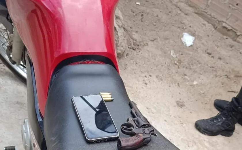 Jovem é preso com arma de uso restrito e moto roubada em Arapiraca