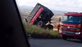 Carreta com carga de milho cai na Serra das Espias em Palmeira dos Índios