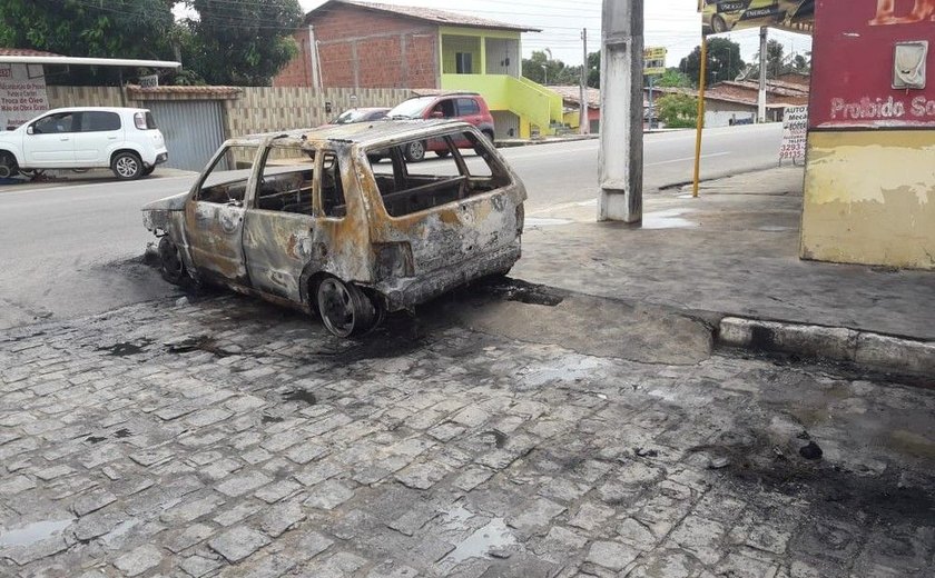 Carros são incendiados em Paripueira