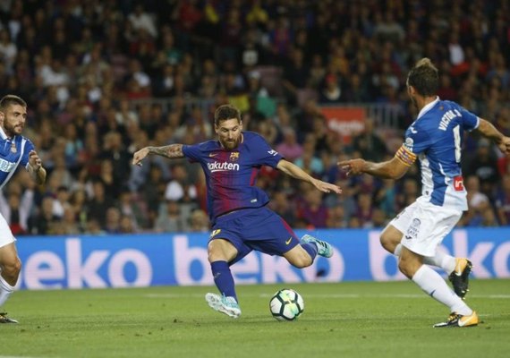 Messi faz três, Barcelona goleia e vira líder do Campeonato Espanhol