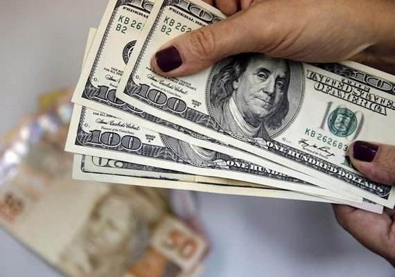 Dólar fecha em alta nesta 5ª, de olho em corte na Selic e crise política