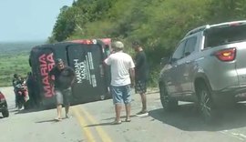 Vídeo: ônibus com cantora pernambucana tomba em rodovia em Palmeira dos Índios