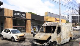 Vídeos: ambulância do Samu pega fogo na Fernandes Lima, em Maceió