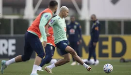 Richarlison marca em treino fechado e Tite segue experiências na seleção