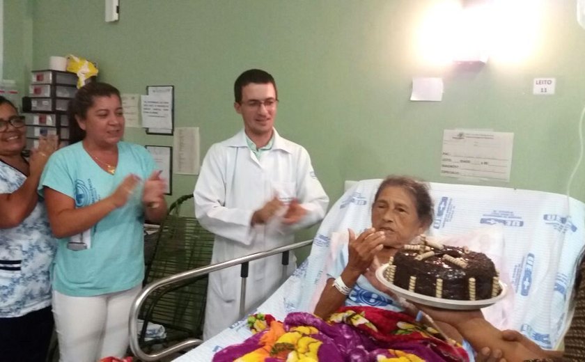 Paciente idosa ganha bolo de aniversário no HE do Agreste