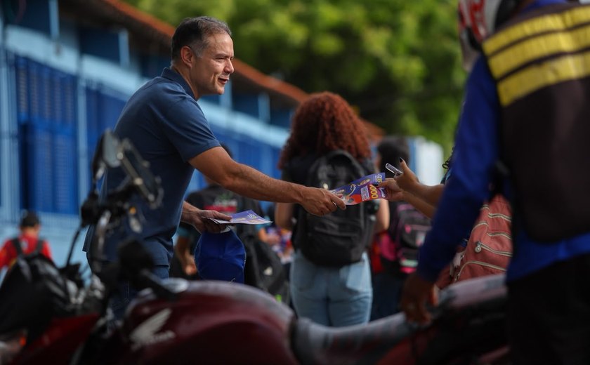 Renan Filho apresenta Cartão Escola 1000 a estudantes no Jacintinho