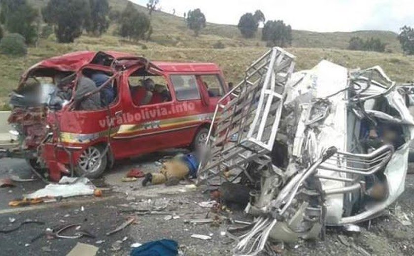 Choque de dois micro-ônibus deixa 17 mortos na Bolívia