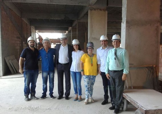 Líder sindical participa de inspeção da obra do Hospital da Mulher