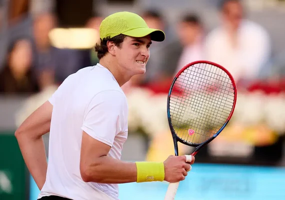 João Fonseca vai à 1ª semi de ATP 500 após abandono de rival no 3º set