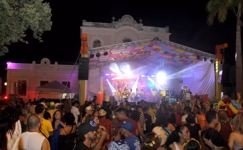 Carnaval é Massa anima bairro histórico de Jaraguá em Maceió