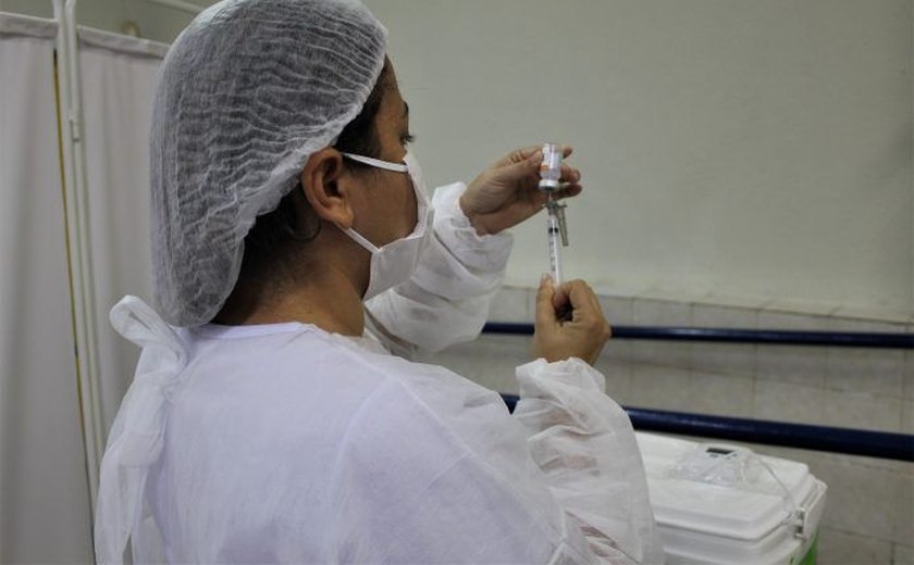 Funcionários da saúde recebem segunda dose da vacina contra Covid-19 em Penedo