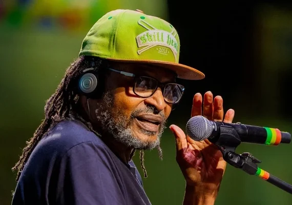 Cantor Edson Gomes é internado em UTI após show em Salvador