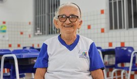 EJAI Maceió: aluna de 78 anos comemora ao escrever o nome pela primeira vez