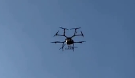 Drone russo cai e explode a poucos metros de grupo de pessoas, na Ucrânia