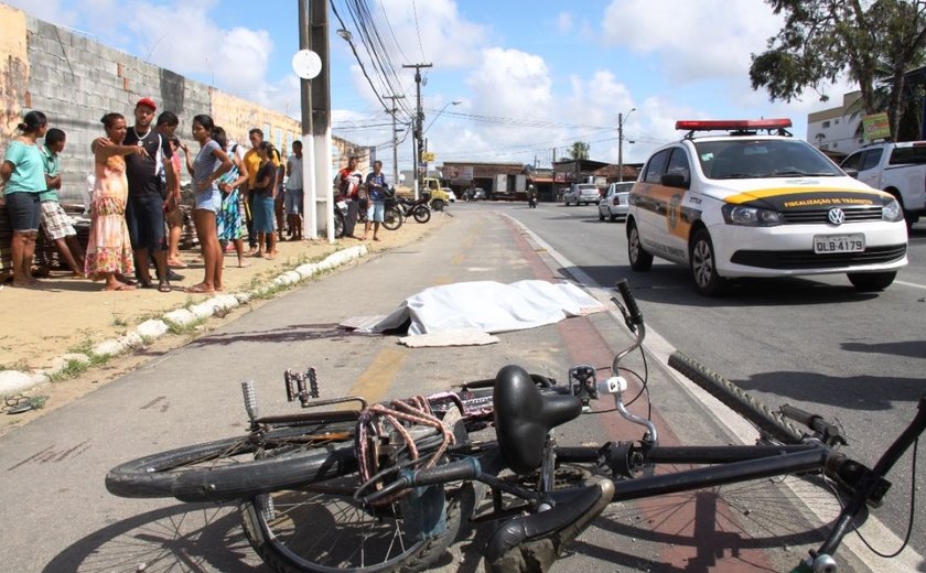 Motociclista na contramão causa acidente em ciclovia e homem em bicicleta morre