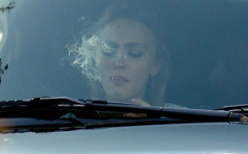 Lily-Rose, filha do ator Johnny Depp, aparece fumando cigarrinho suspeito