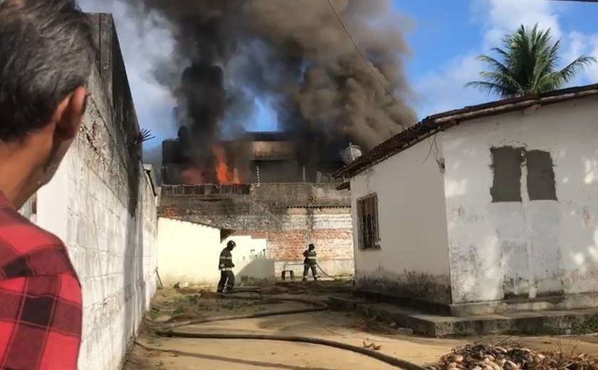 Casa onde funcionava fábrica incendiada será demolida