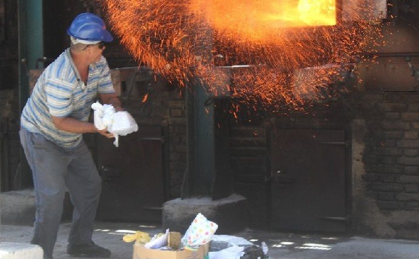 Polícia incinera aproximadamente 70 quilos de drogas em Marechal Deodoro