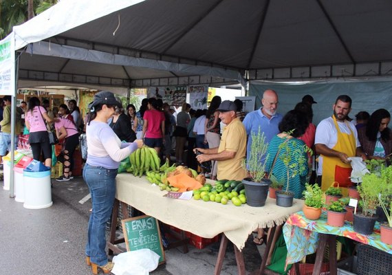 Feira orgânica da Semarh atrai consumidores na Ponta Verde