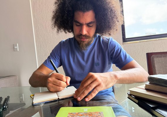 Jovem negro alagoano tem seu primeiro livro de poesia publicado e selecionado pela editora baiana Arpillera