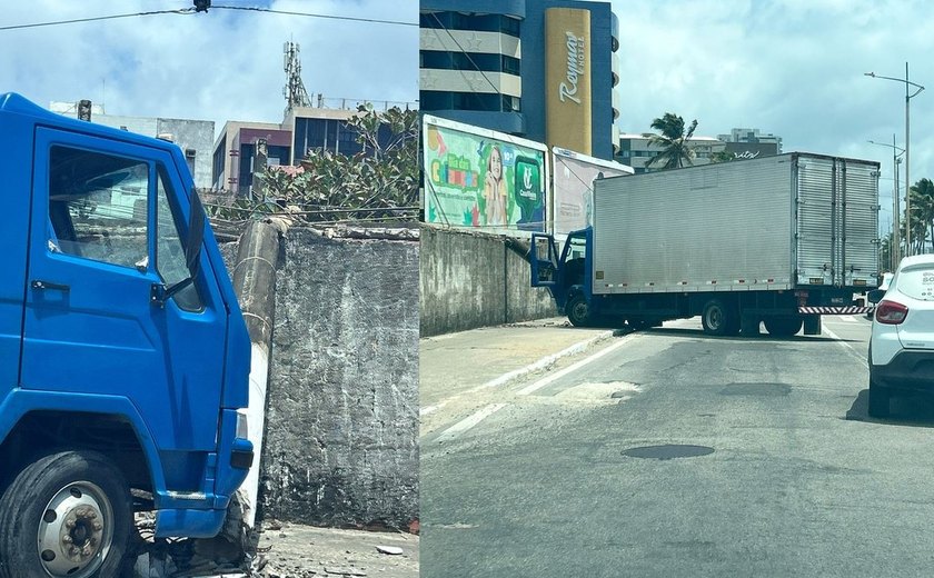 Caminhão invade calçada e derruba poste em acidente na orla de Cruz das Almas, em Maceió