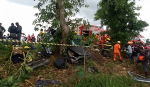 Três morrem e um fica gravemente ferido após motorista colidir contra árvore