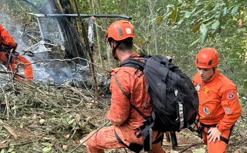 Helicóptero cai em área de mata no Rio e deixa ao menos 4 mortos