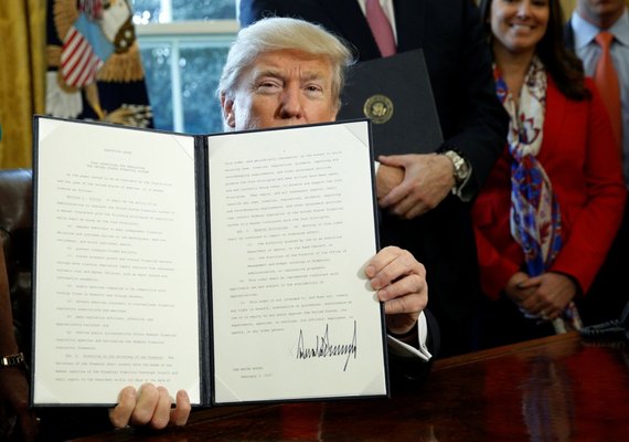 Donald Trump assina ordem para revisar regulamentação financeira